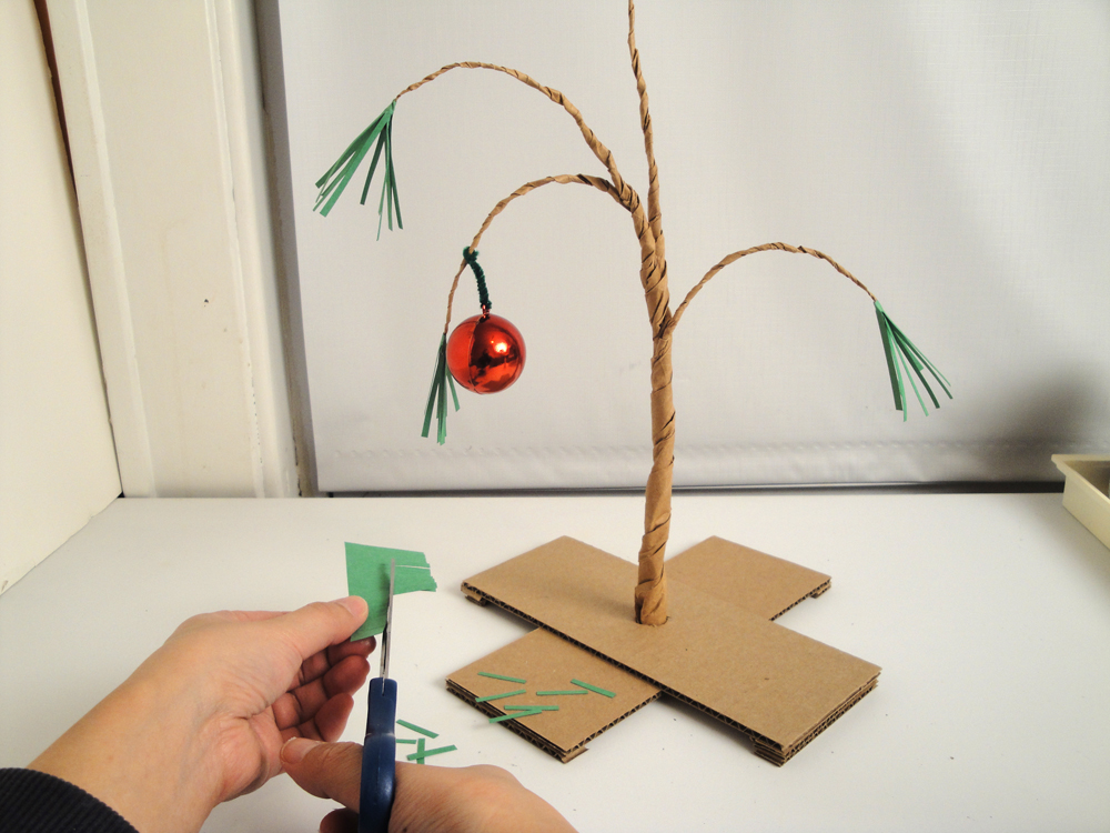 Como fazer árvore de Natal com papel de embrulho e papelão reciclados –  Matéria Incógnita